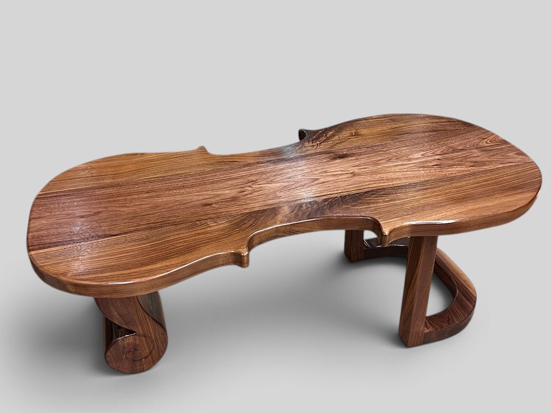 Espressivo from above, showing the walnut grain across the violin-shaped top